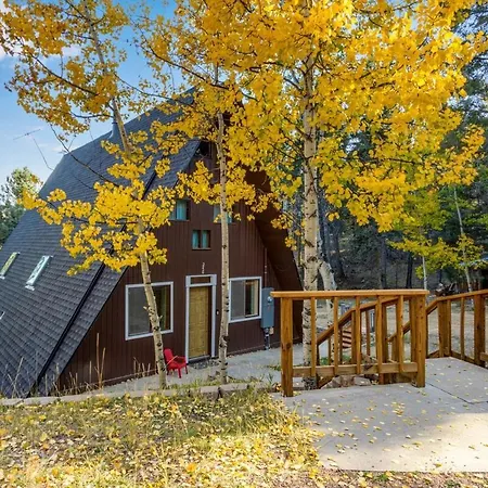 Woodland Park Scandi Cabin, Mtn Views & Hot Tub
